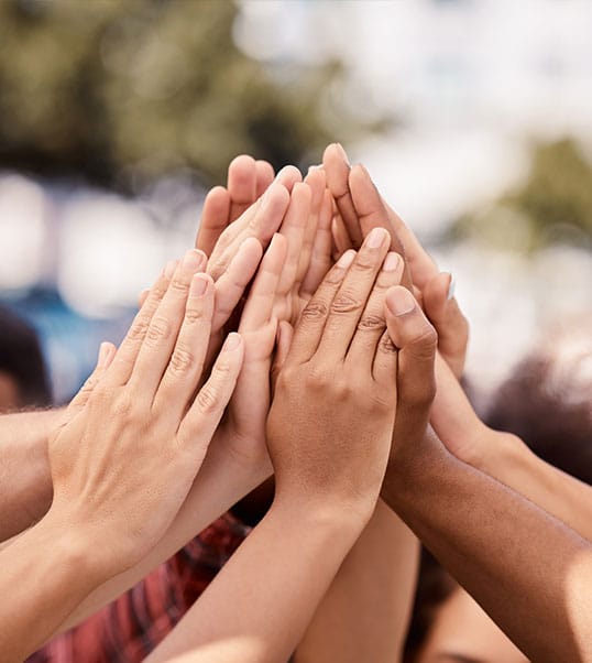 Célébration de la diversité et de l’unité dans l’équipe dans le cadre de l’engagement RSE d’une agence web Aji Creative