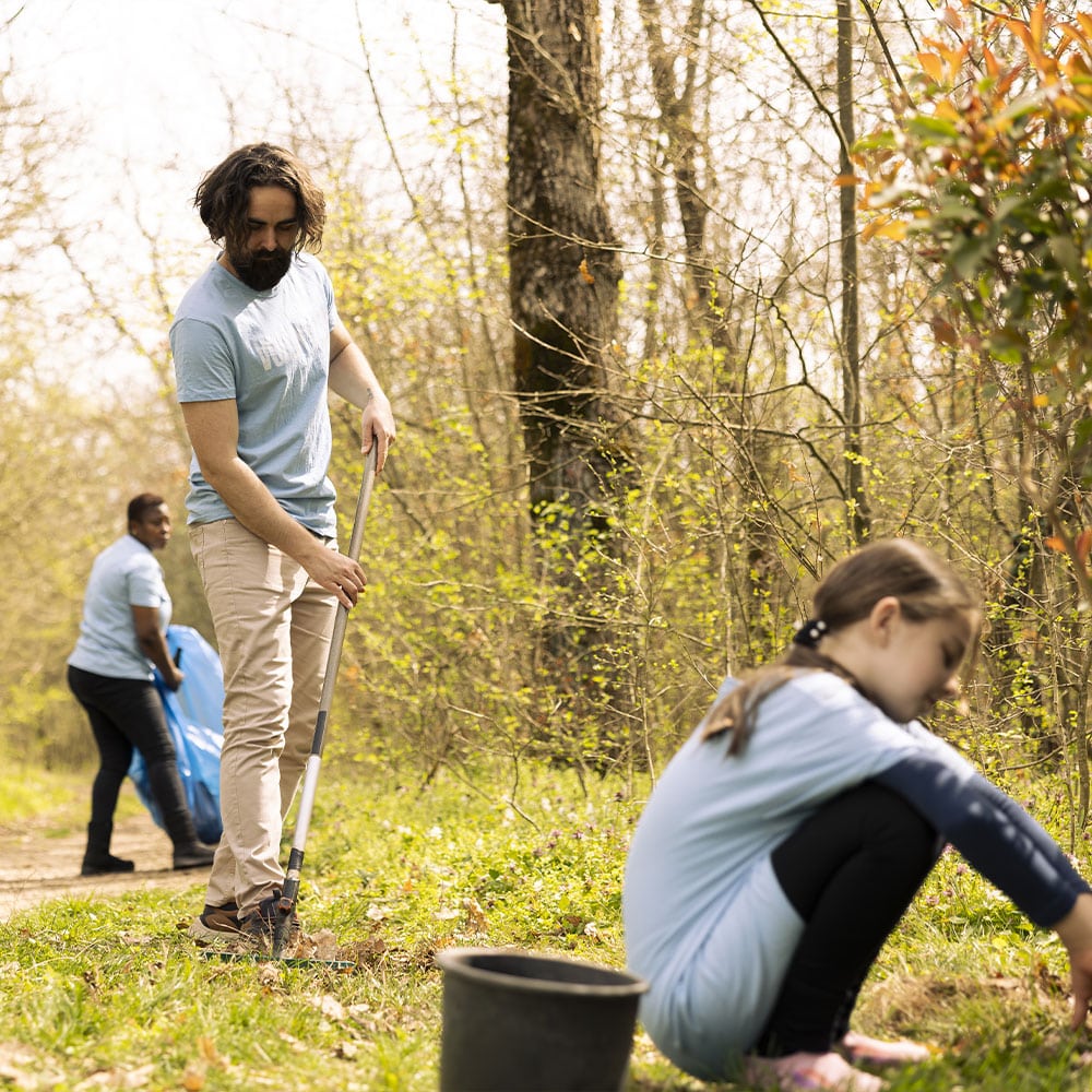 Un membre de l’équipe participant à la plantation d’arbres dans le cadre de l’engagement RSE d’une agence web Aji Creative